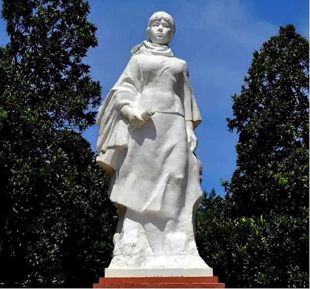 历史如此巧合？杨开慧雕像缺失石料，竟是主席像的“另一半”。1990年，杨开慧的雕