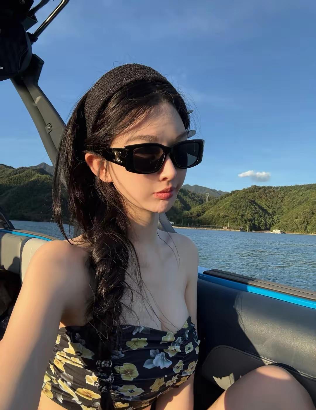 夏日湖畔，阳光下的甜美自拍🌞💖