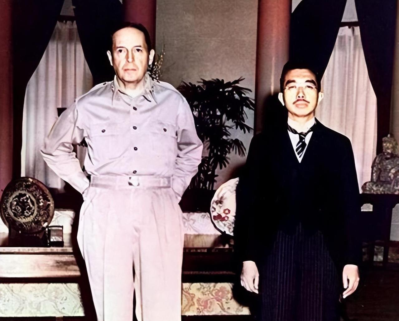 1945年，美军五星上将麦克阿瑟以“救世主”姿态进驻日本，天皇在他面前低头如子，