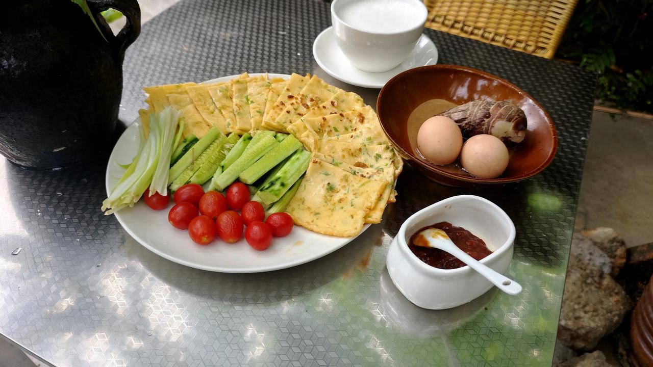 半生走过，从前忙讲台，如今守菜园。一早煮着早餐，编着篱笆，一顿简简单单的农家早餐