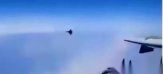 美国飞行员都快飞出幻觉了。怎么每次来，陪我玩的都是同一架老飞机？歼-11。不