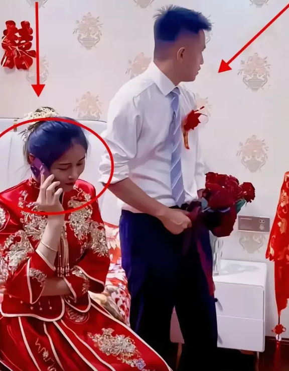 婚礼当天，新娘为了安慰刚分手的男闺蜜，打电话聊天40多分钟，在司仪与新郎提醒她三