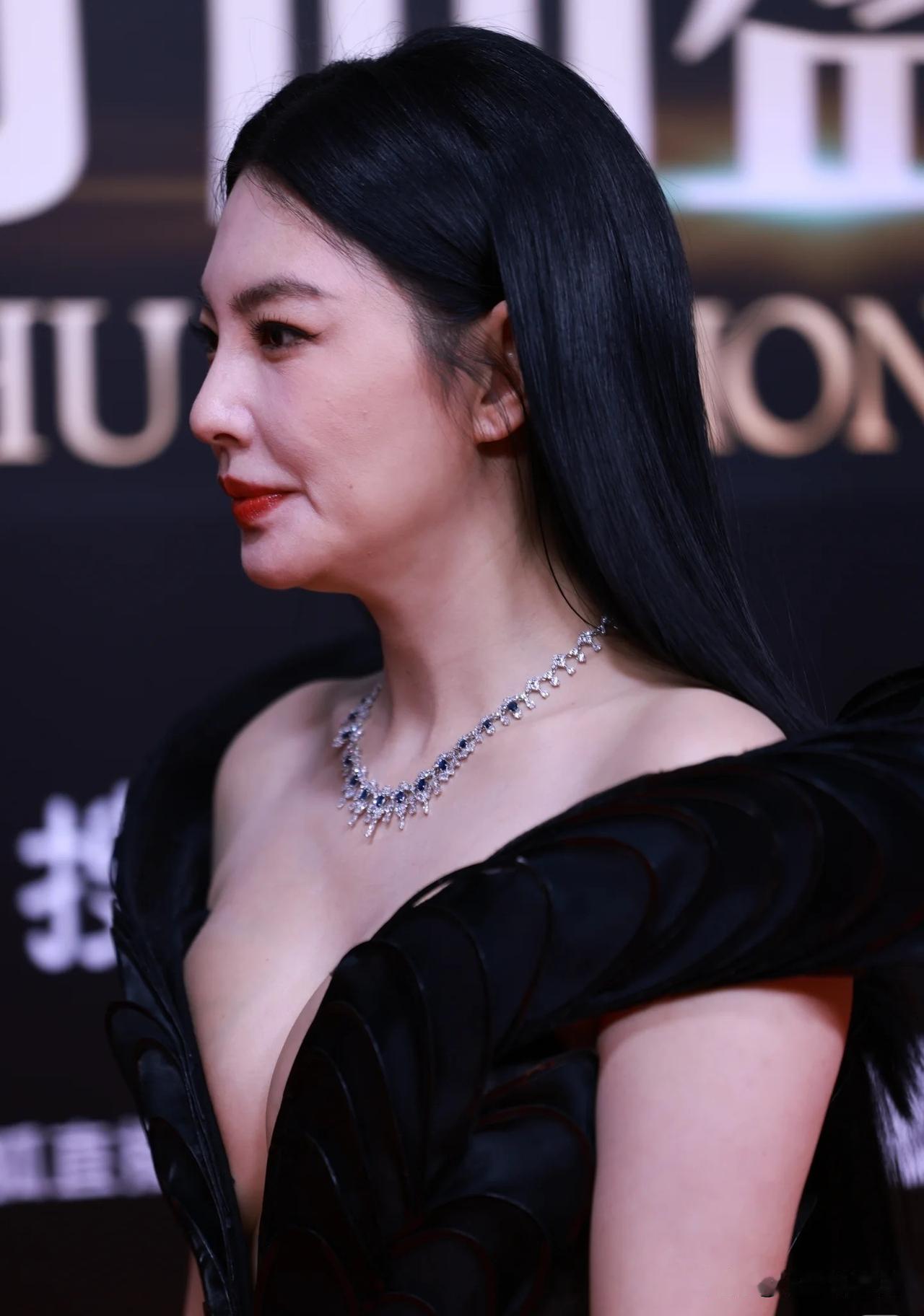 张雨绮这次怕是彻底栽了！辽视春晚临门一脚被扒，葛晓倩八年揪着不放的瓜，竟甩出了