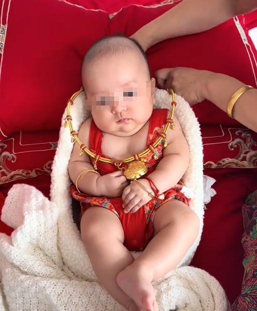 太离谱了！北京一大妈豪掷3万给龙凤胎孙辈买金镯金锁，并满月宴上风光送出。谁知儿媳