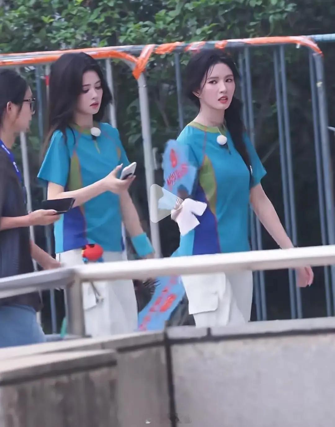 白鹿刘些宁同个竞技综艺，一个热汗如雨，一个妆容精致，不知道的以为是来比美的