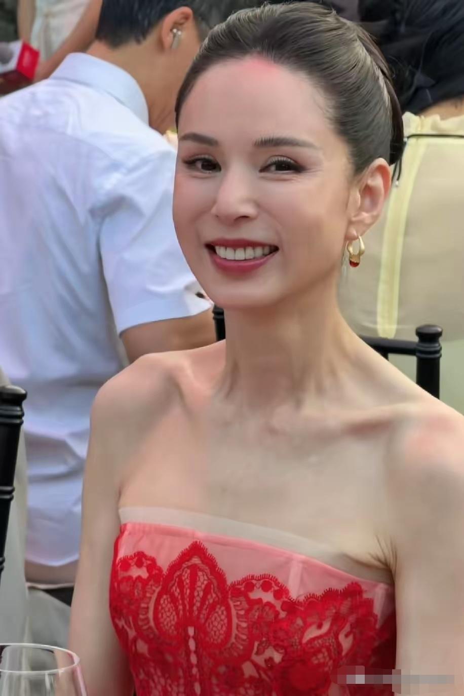 我也一点也欣赏不来李若彤的身材。骨瘦如柴骨头翻天的，感觉浑身上下除了皮就是骨头。