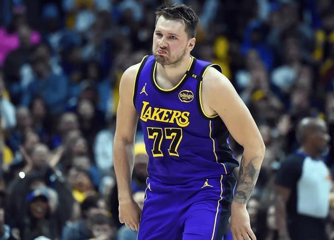 东契奇为何急着复出？季后赛首轮即将打响，东契奇却决定带伤上阵。这个消息一出来，大