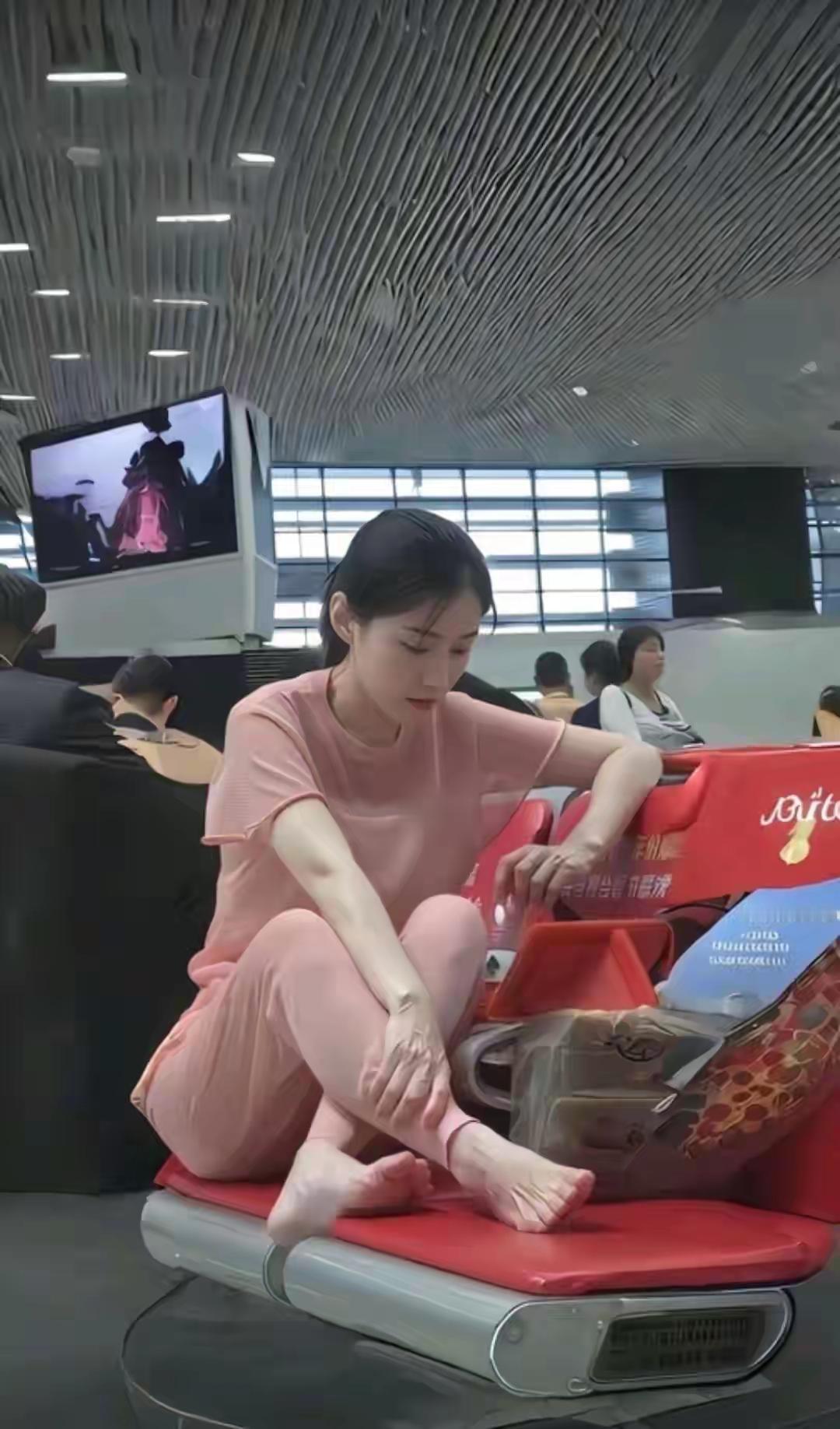 公共场所把脸放在另外一个凳子上是不是有点不合适，这样的话别人只能坐一半边的凳子了