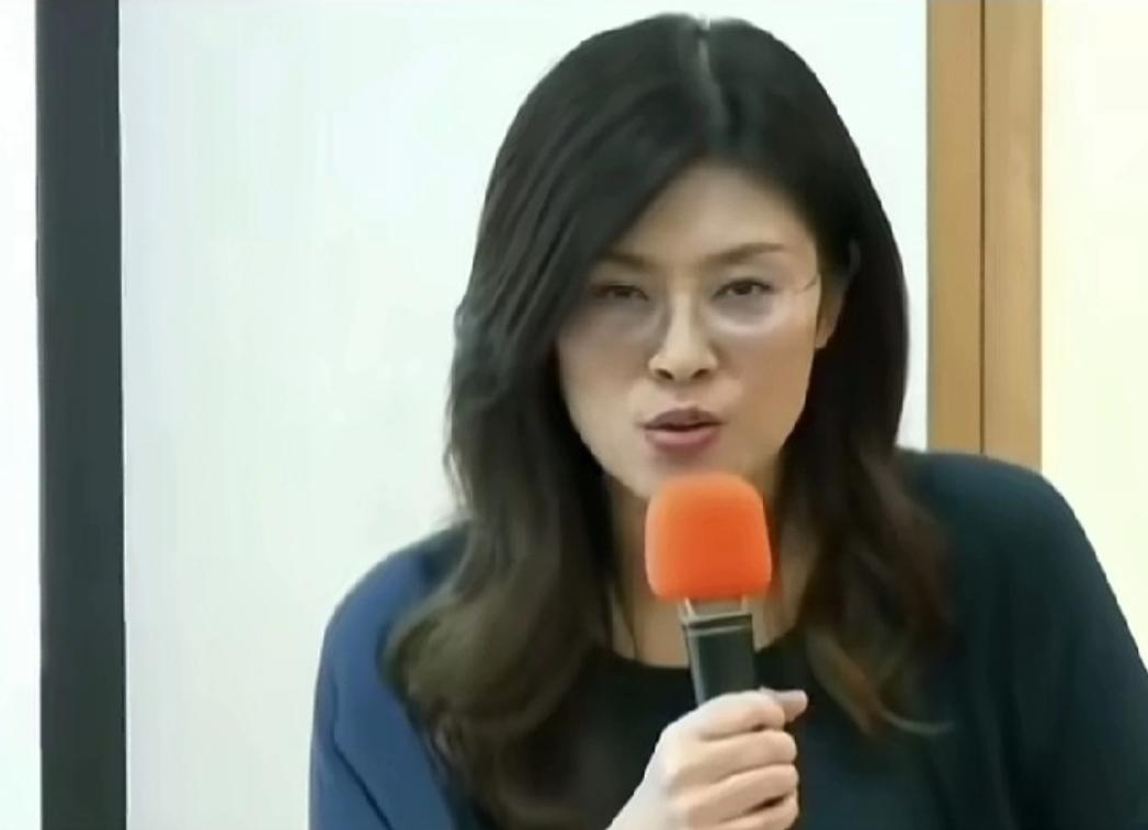 近日，台湾国民党主席郑丽文到东吴大学和学生们交流。遭到青鸟刁难，一名青鸟男学生问