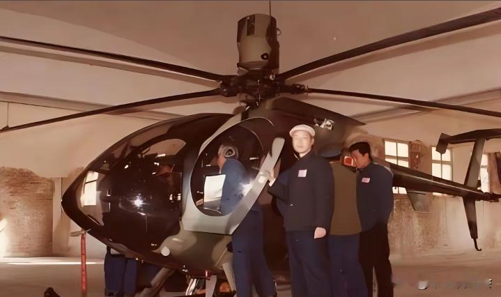 这是上世纪80年代末，中国代表团去美国考察引进“小鸟″轻型武装直升机时留下的老照