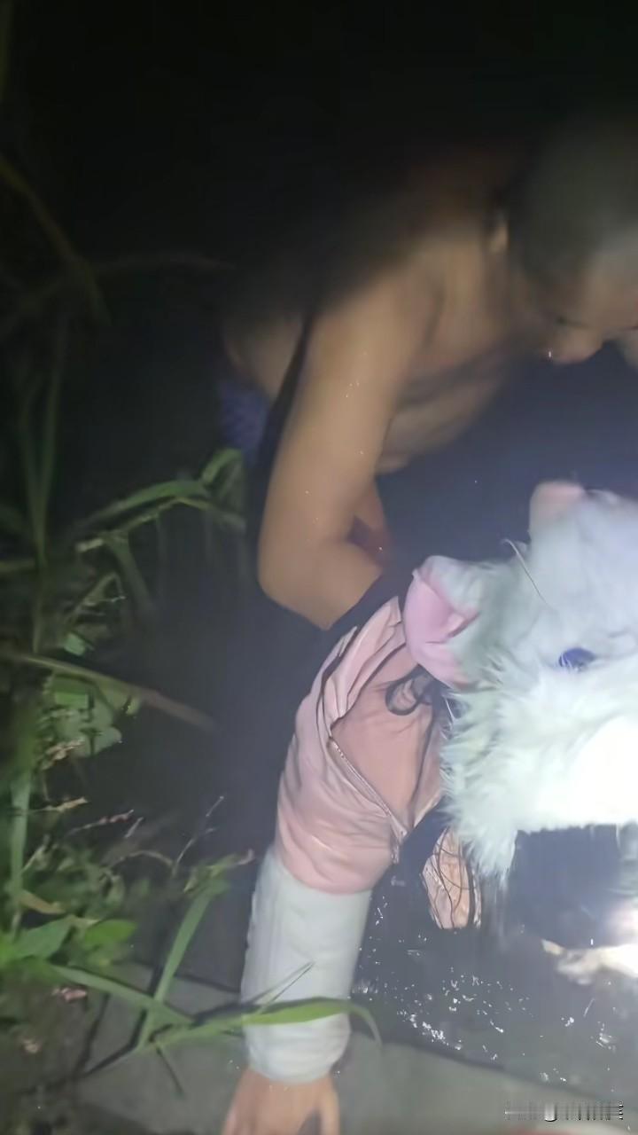 钓鱼佬又立功了！重庆一女子深夜落水，被一钓鱼佬大哥救了上来！女子哭哭啼啼地爬