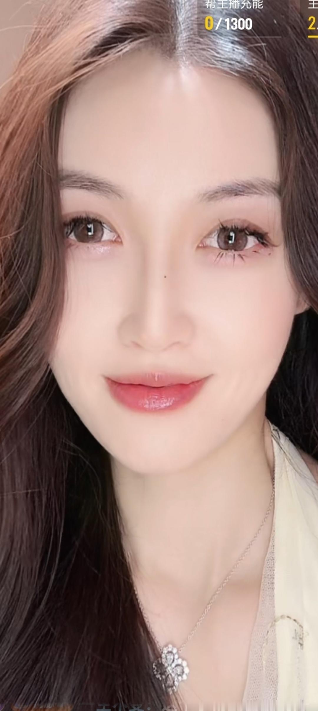 温柔微笑，自然美态，尽显优雅气质。