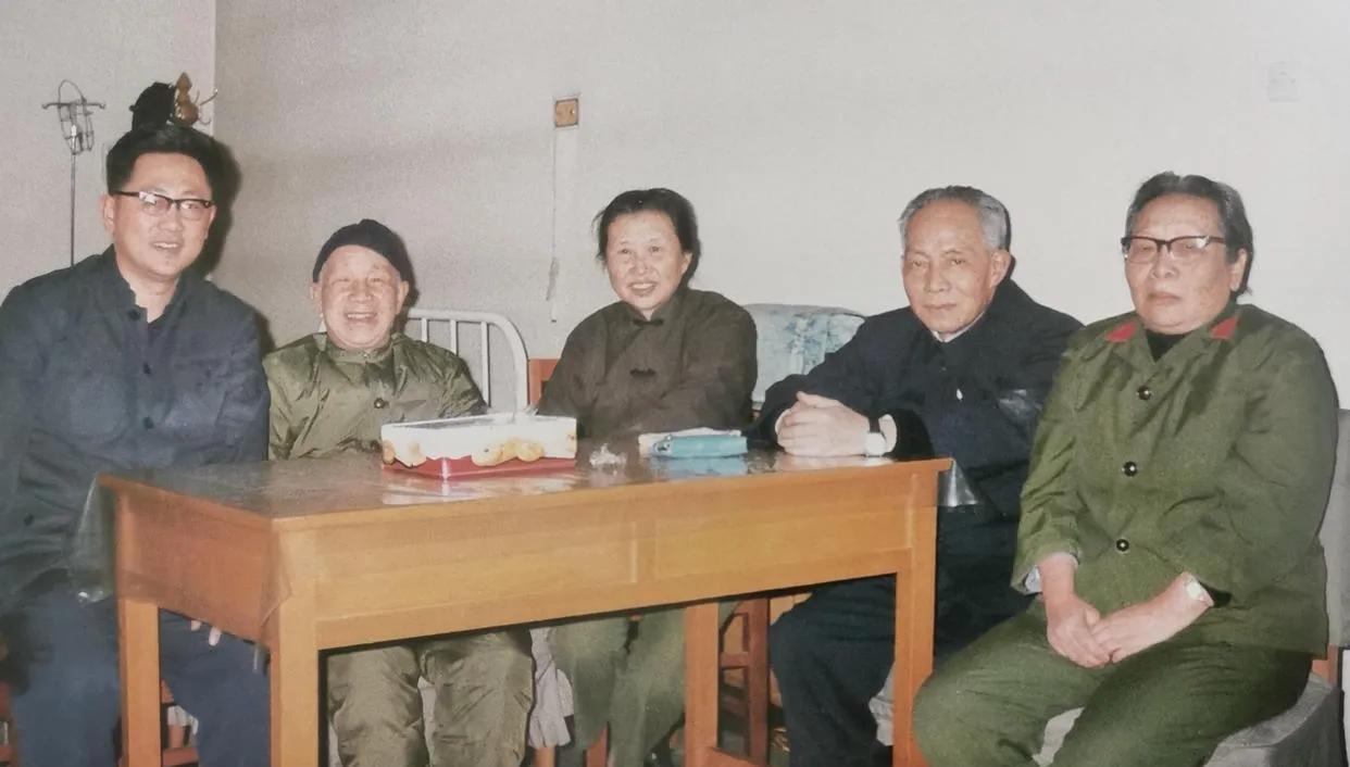 1981年，粟裕将军因为脑溢血在解放军301医院长期住院，12月25日这天，老部