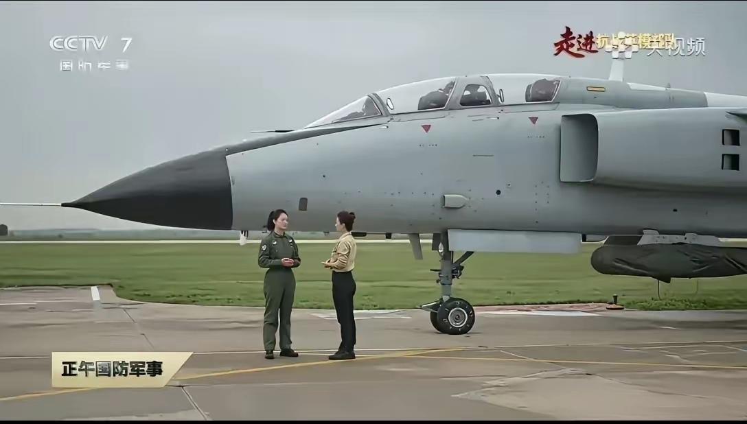 总有人一提到飞豹就撇嘴：二代机拉皮、航电落后、外形土气，仿佛这架飞机生来就是给军