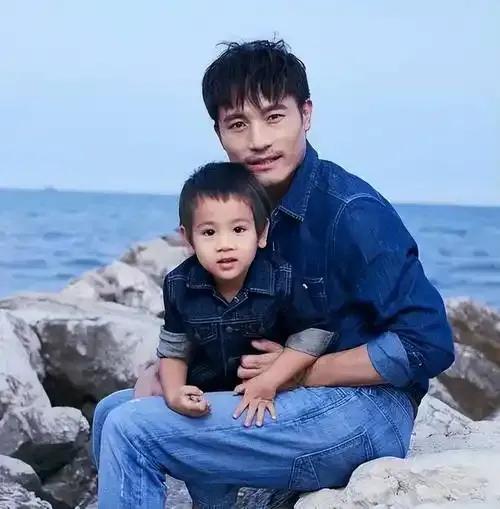 演员耿乐的情感与人生轨迹充满故事性。早年他与孔琳相恋，因当时事业发展不如女方，被