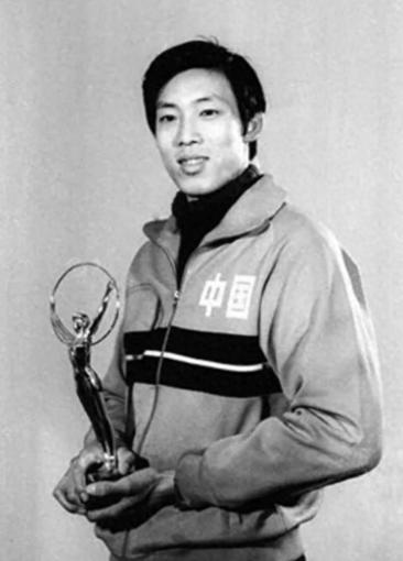 跳高王子朱建华：1990年退役后，去美国加州大学读书，为了养家，在餐馆端盘子、健