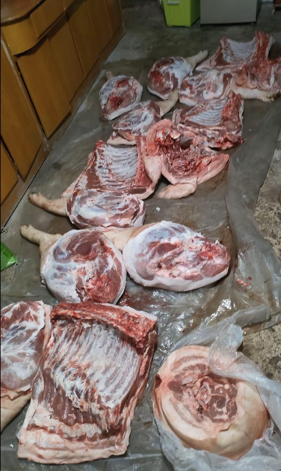 现在老家杀年猪，基本不找人帮忙了。以前要提前一天烧火、喊人，第二天全村上阵，忙完