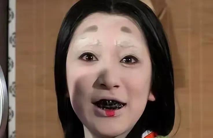 不知道现在在小日子那里，还有没有这样的浓妆艳抹？如果经常画这样的重装，还不及时的