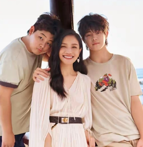 胡可携大儿子安吉和小儿子小鱼儿首次拍摄杂志大片，母子三像姐弟。