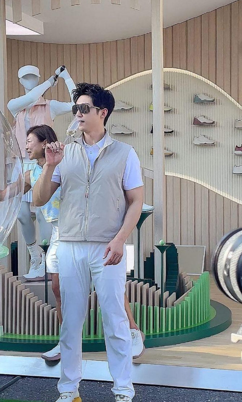 好尴尬！黄景瑜这裤子真不会选，也太违和了，整个人都显得无处安放的样子！