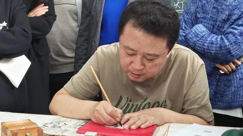 一位五十三岁的老师说，多亏了那一次他脸皮厚，要不然真的就错过晋升高级职称了。五年