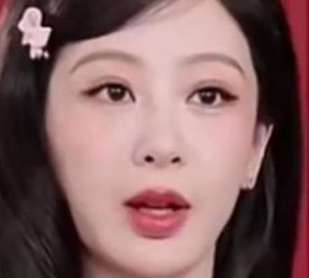 2026年4月13日晚，杨紫亮相蒙牛优益C抖音直播间。她身着HUISHANZH