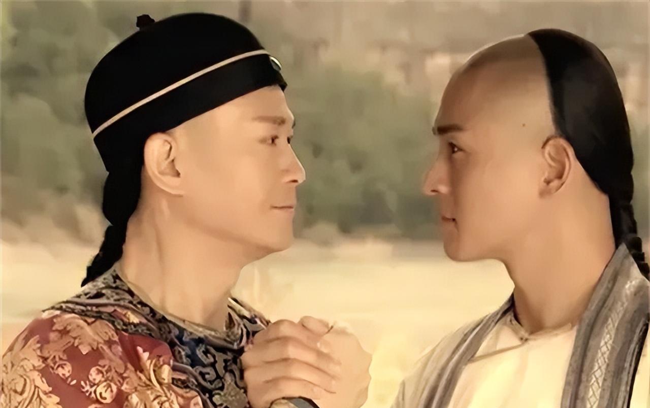 野史：一次，乾隆喝醉酒，大臣傅恒的妻子尔晴趁着皇上有醉意，假意去送醒酒汤，实际送