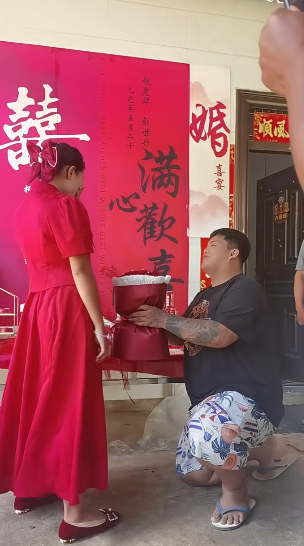 要是我儿子别说是定亲了，就平时出去我都不会让他穿这样的，这么重要的场合真的穿的够
