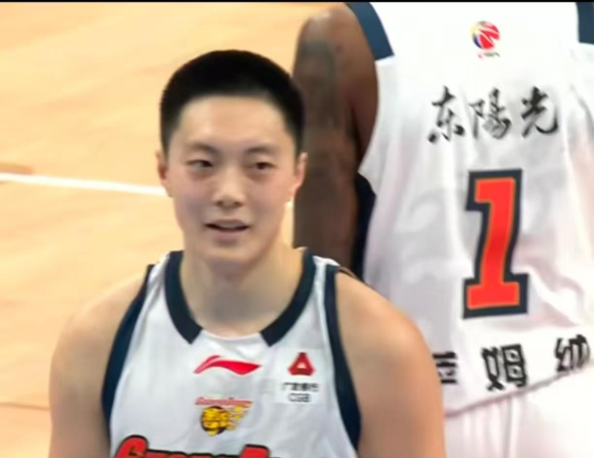 广东队用一场31分的分差客场惨败北京，看看到底是谁拖了球队的后腿：1，胡明轩，