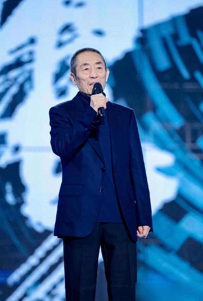 张艺谋要把整个江山交给他，他扭头就去搞动画了，还说你那套过时了。老谋子劝他