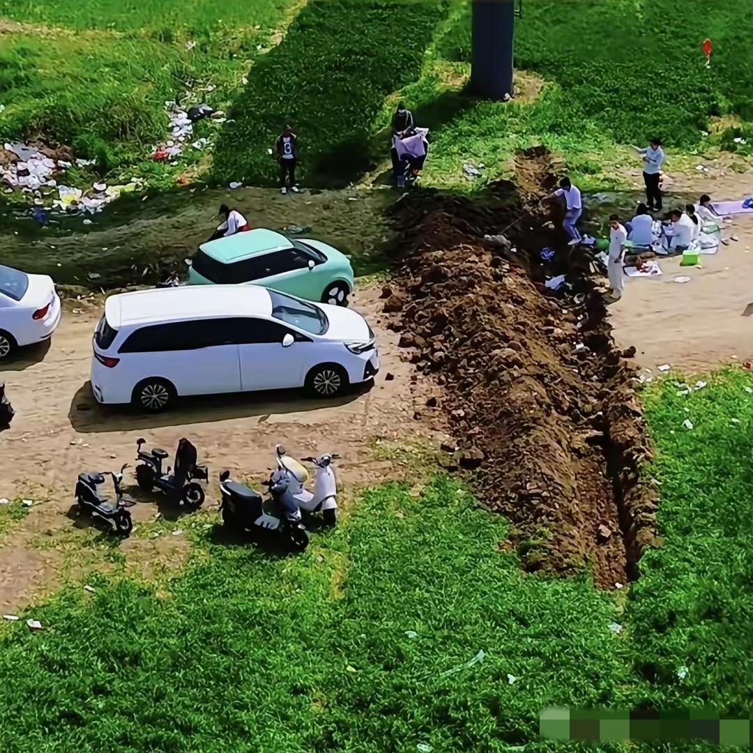 近日江苏沭阳农民干了一件大事，把通往麦田地的路给挖断了，为的就是不让车辆通行。原