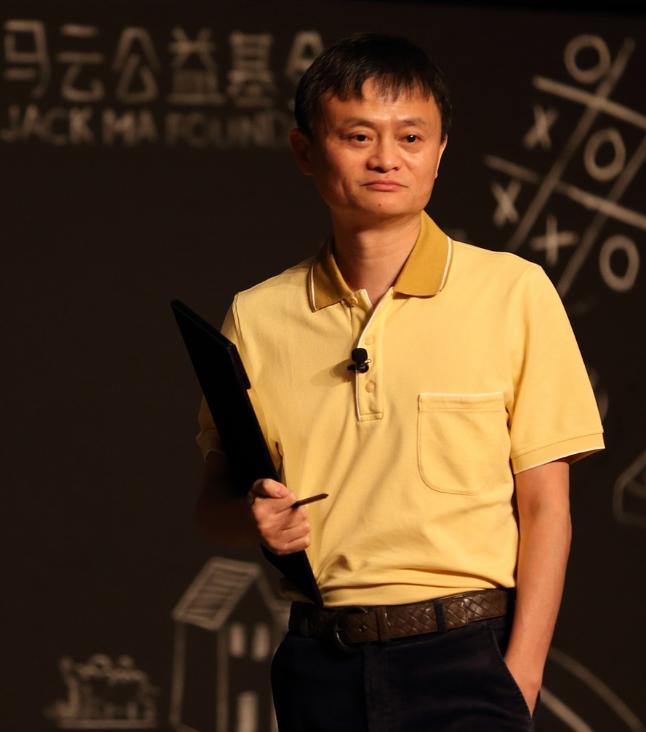 2013年，百度出价6亿美元，想买下高德。马云给高德老板打去电话:“无论别人出多