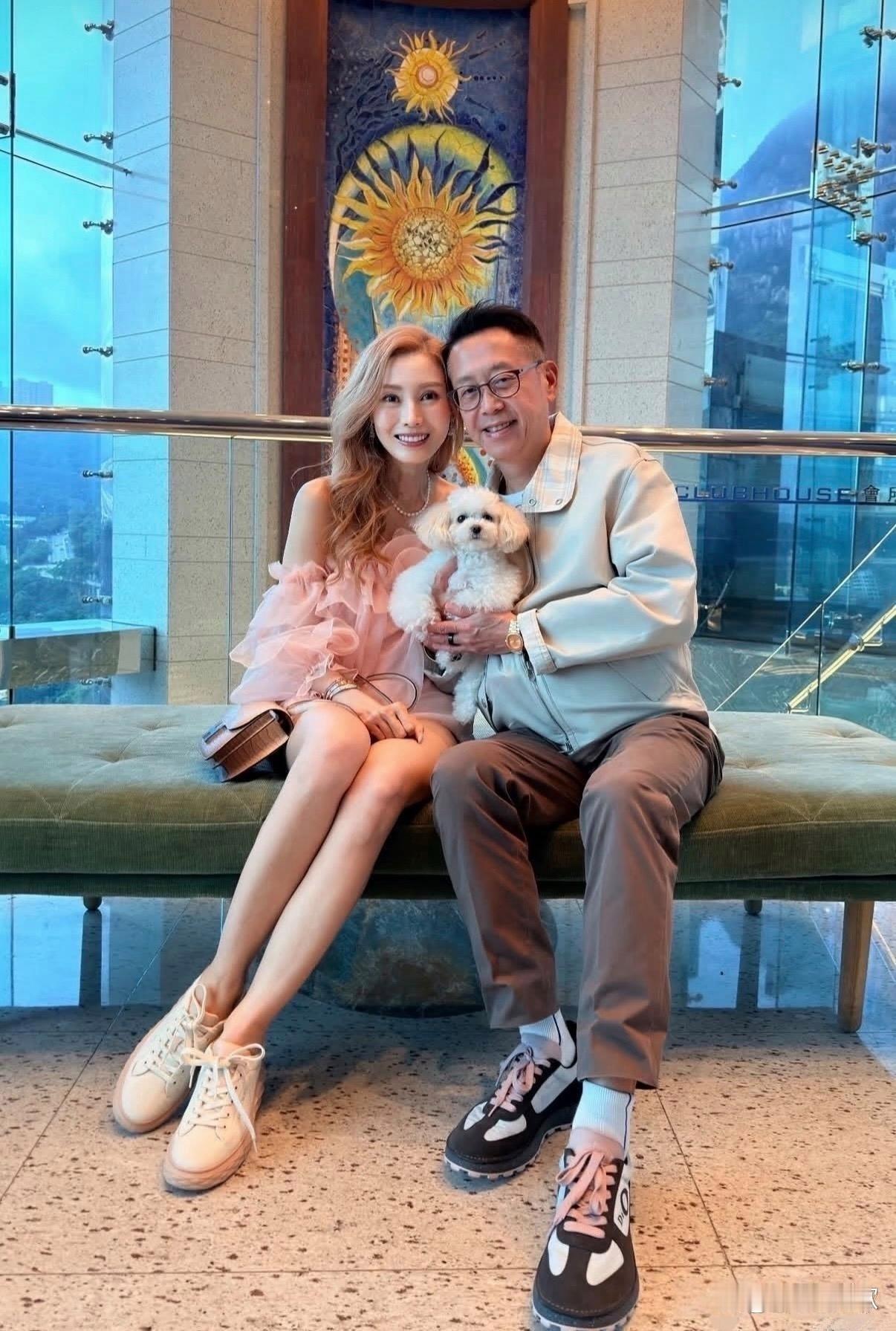 56岁李嘉欣和老公宅家庆生，穿1万2粉裙背80万爱马仕，染金发似少女​​​