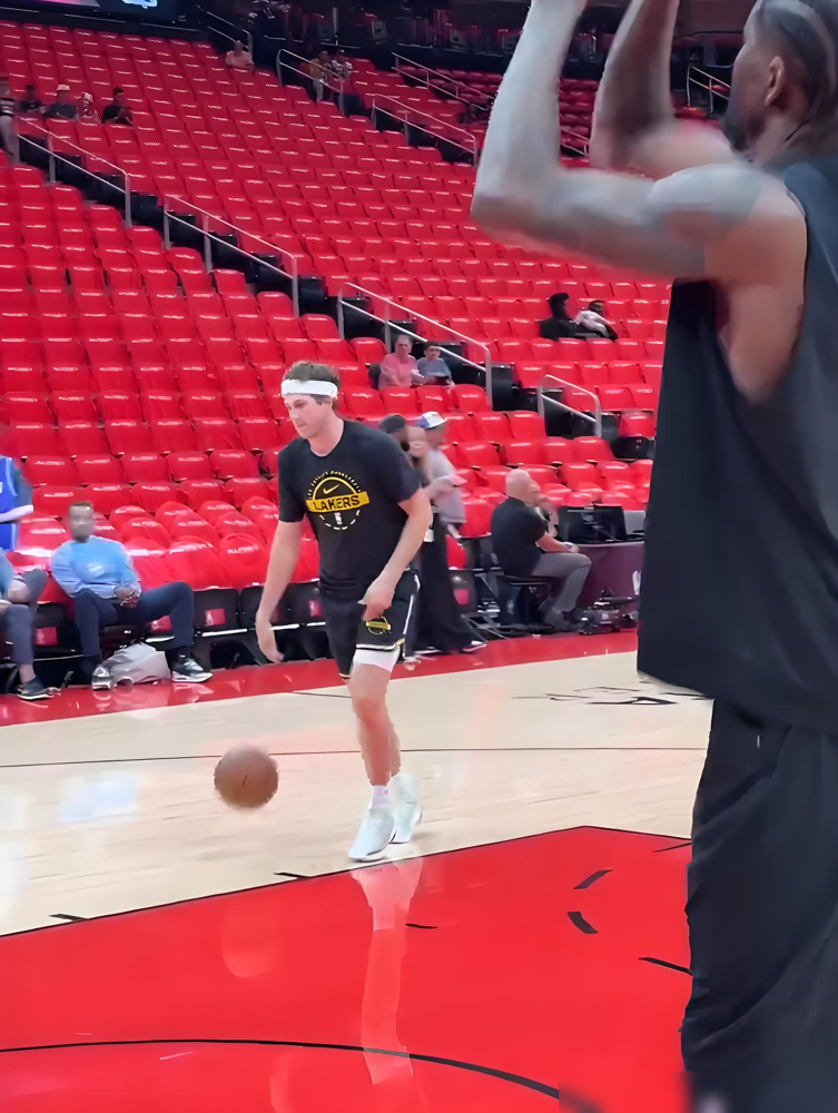 詹姆斯要把里夫斯交易走？这消息一出，湖人更衣室那点事，彻底捂不住了。...