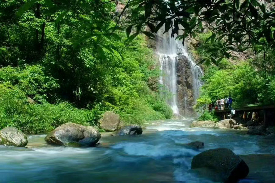 张家界，每一座山峰，都像一幅美妙的画；每一湾碧水，都像一首优美的诗！​​​​