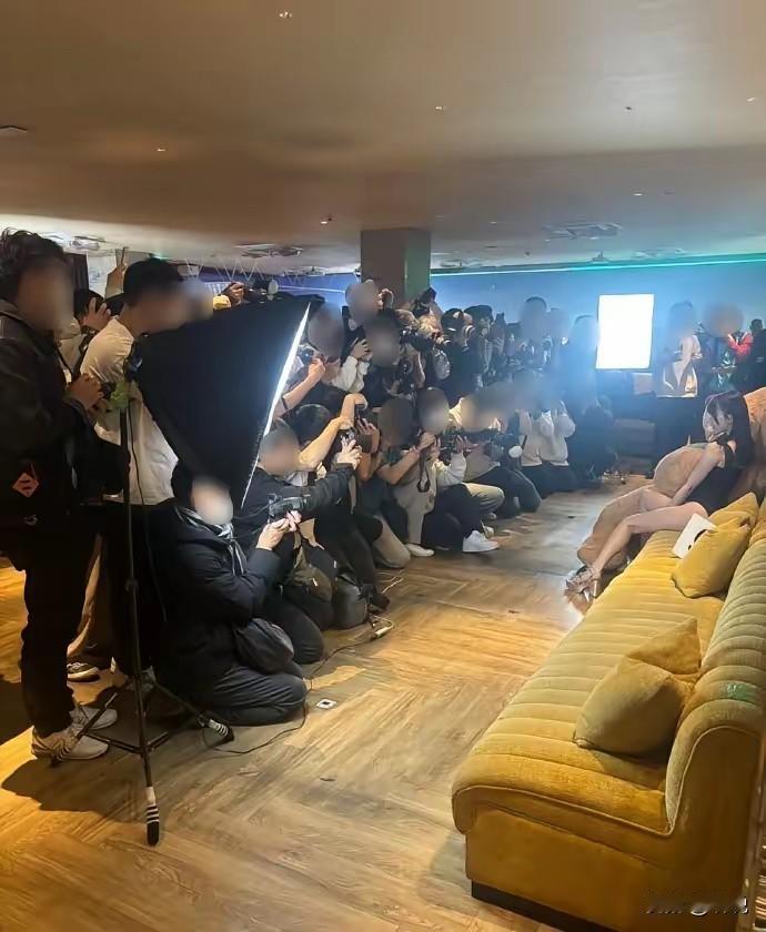 拍摄现场竟然这么多人，演员一点也不尴尬吗