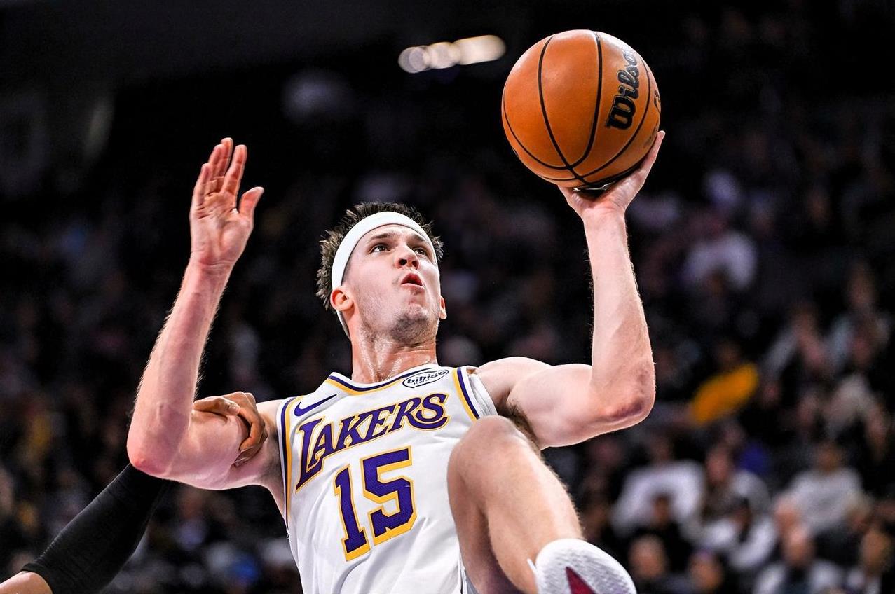 里夫斯真是太欺负人了，半场9个罚球，比亚历山大还能造犯规！在今日湖人对阵黄蜂的