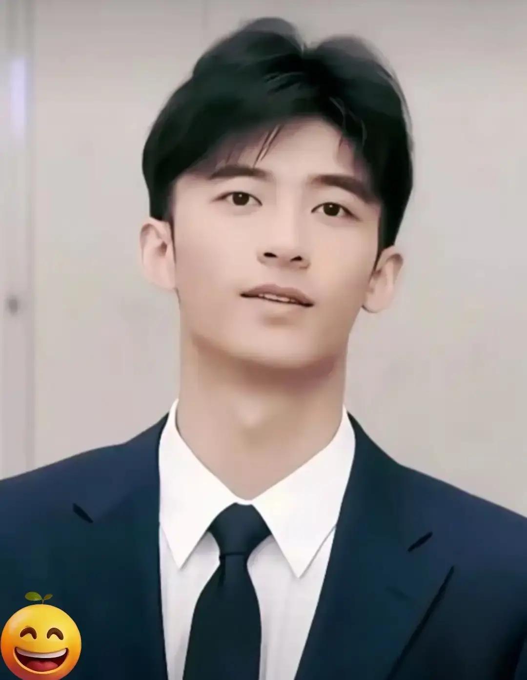 18岁Lucas在新加坡砸掉期末复习资料，对着电话吼：“我明天飞回去抱妈妈”——