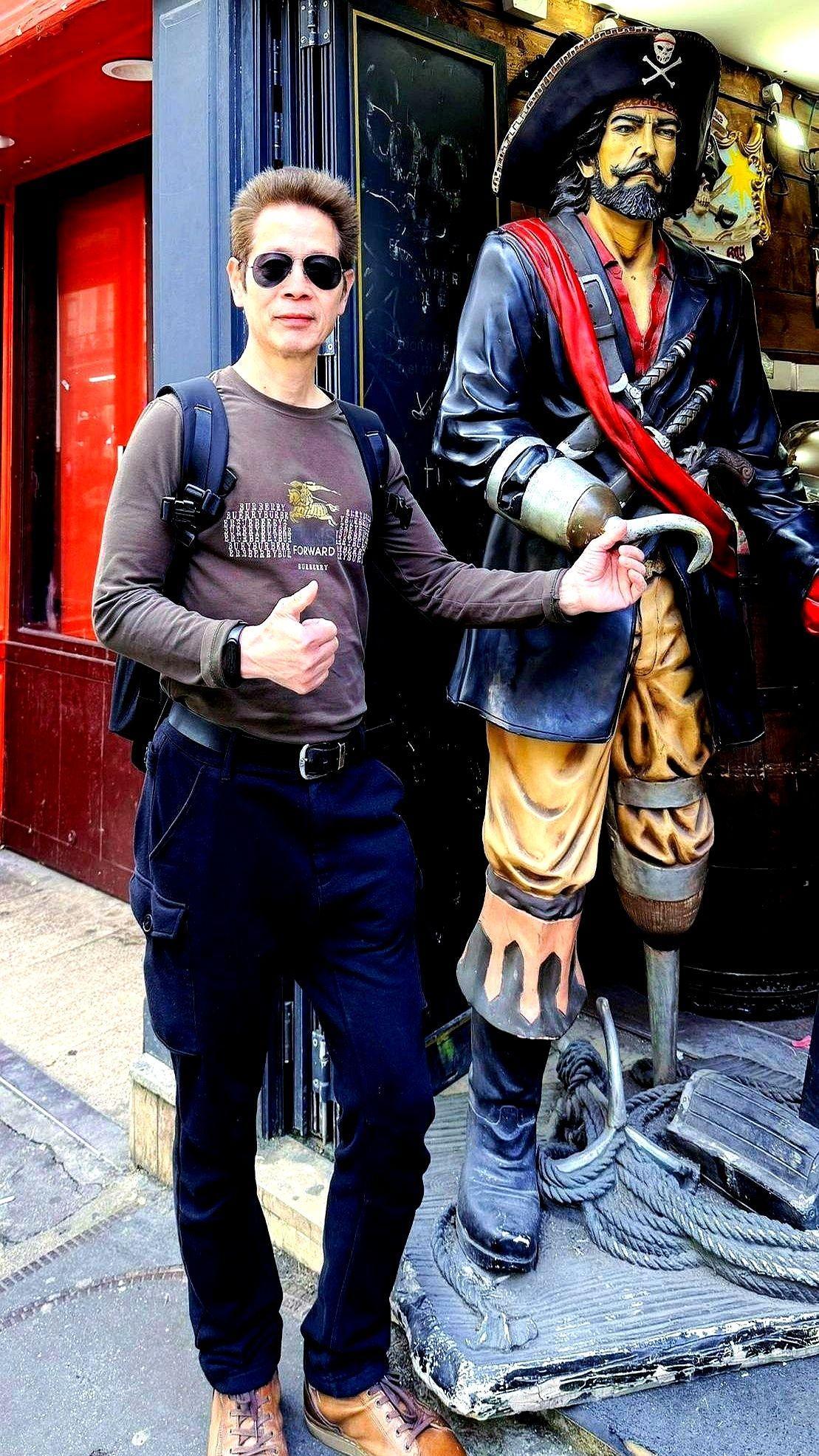 “肌肉有了，血管先报废。”26岁的阿豪把硬拉PR刷到180公斤那天，健身房掌声雷