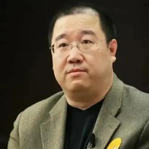 我猜，英达现在最想陪着的，是他的大儿子巴图和两个孙子！最近巴图直播带货，英