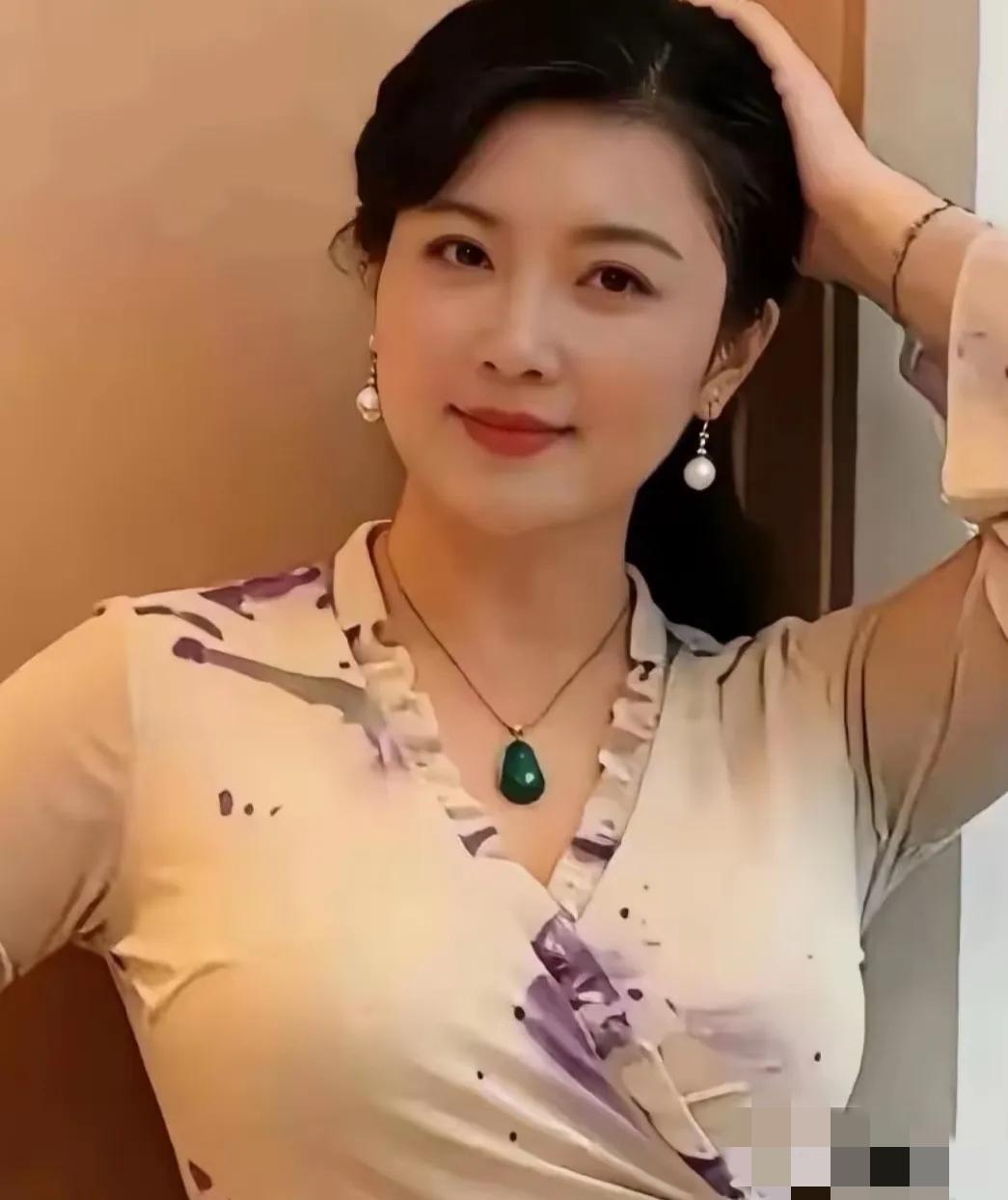 男子打牌输了2000块，掏不出来。女牌友见他看着老实，竟当场说：“这样吧，我也不