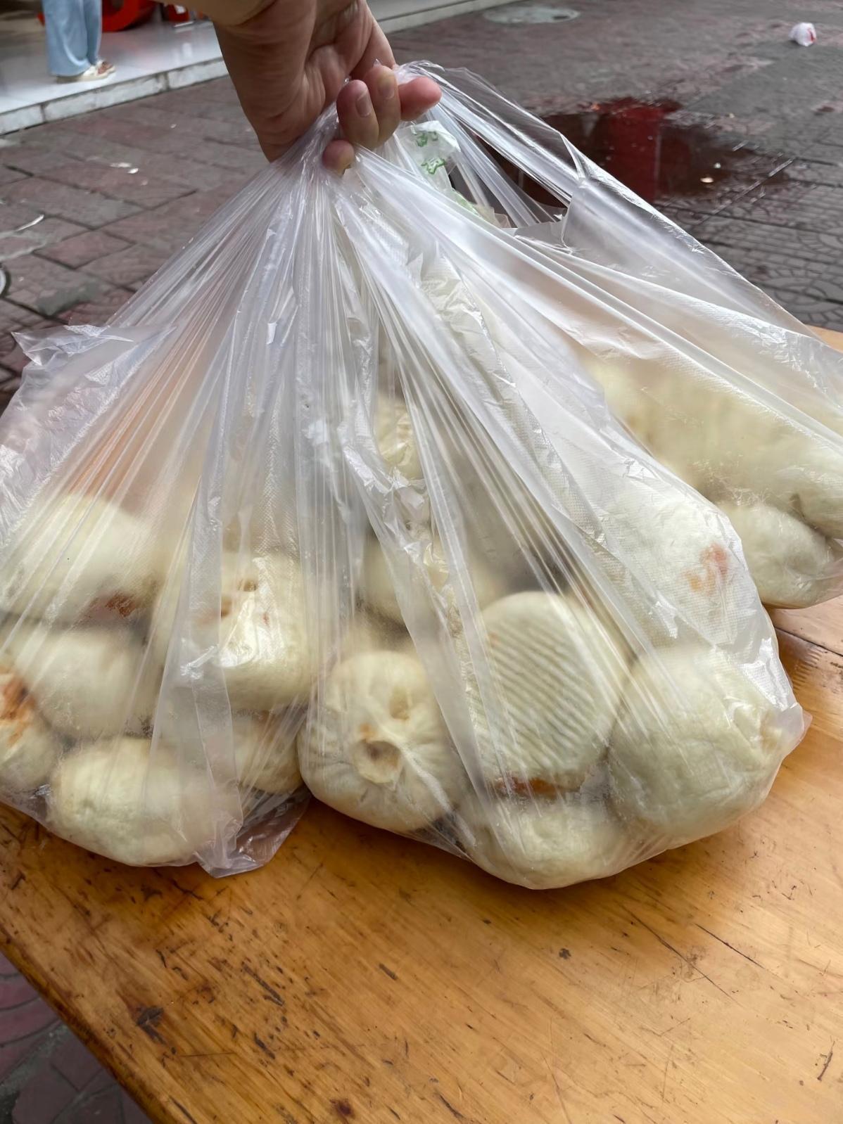 家里来人了买早餐给他们吃