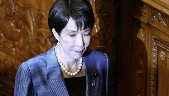 当初吹成“日本首位女首相”的高市早苗，现在直接摔下神坛了！ 之前被各路势力捧