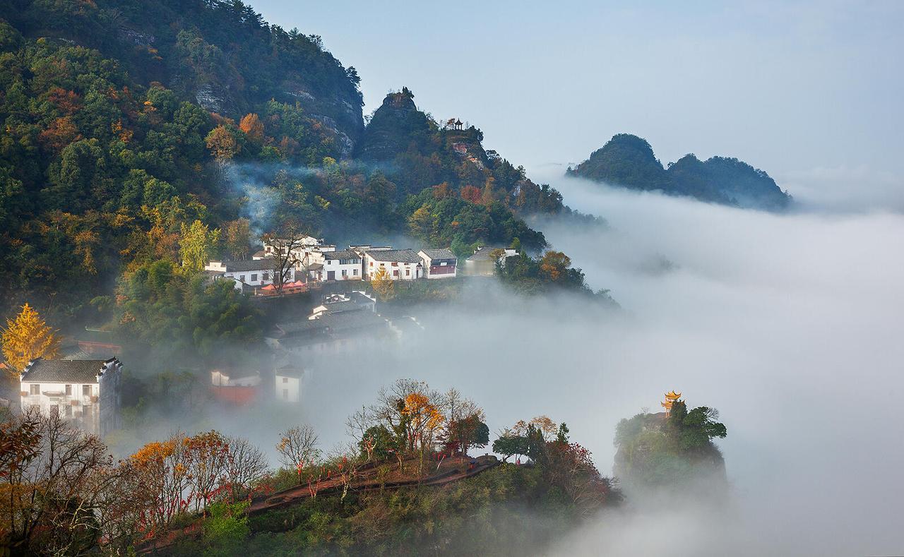 🚗退休老友聚会，这次我们来到徽州腹地——休宁齐云山。住进山脚下的包吃住民宿，离