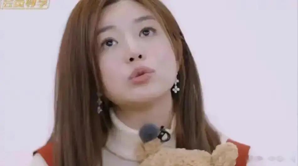 陈妍希离婚后一整年，没主动给陈晓爸妈打过一通求帮忙带娃的电话，每次赶商单进组，都