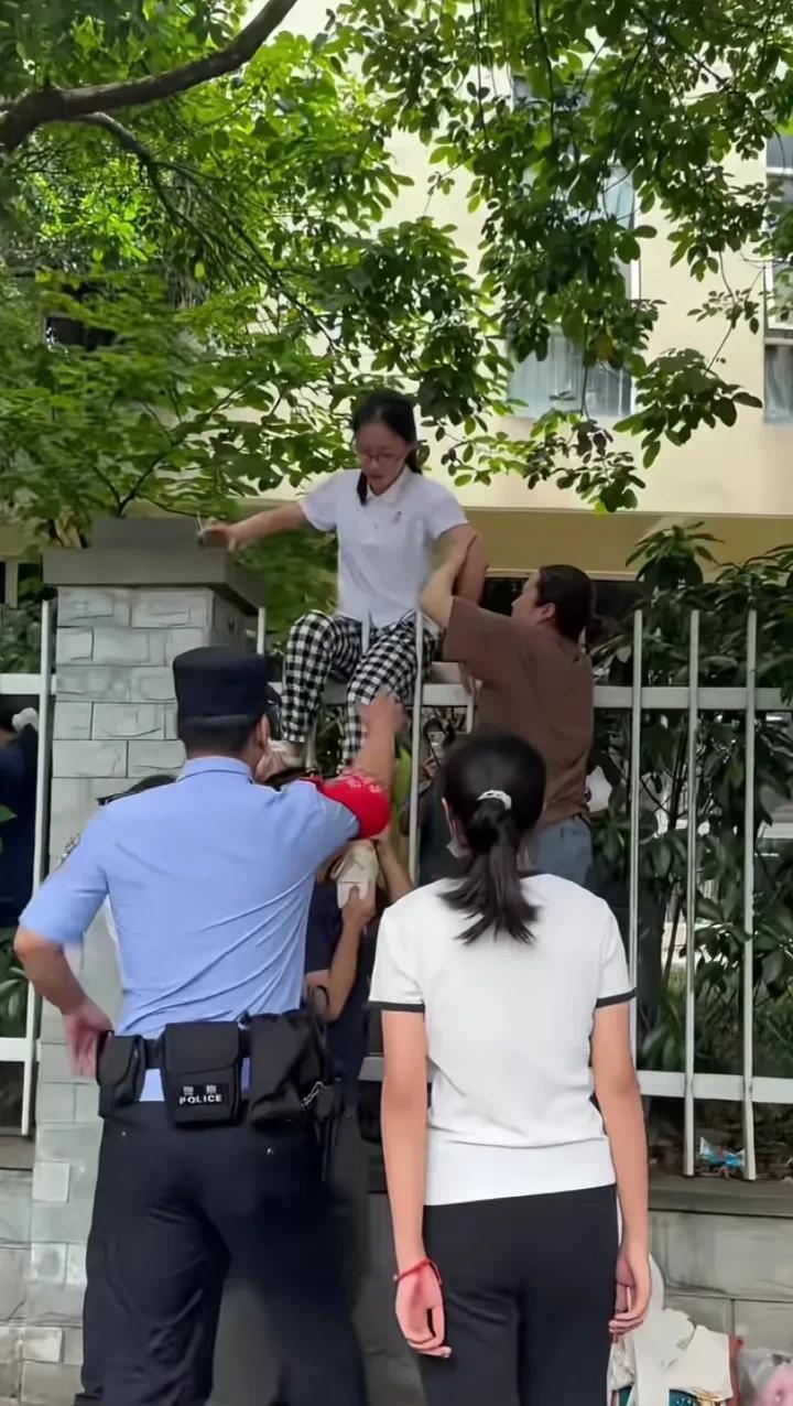 笑死了！重庆高考结束，上演“抢人大战”，学生只能从栅栏里翻出来，连帽子叔叔都来帮