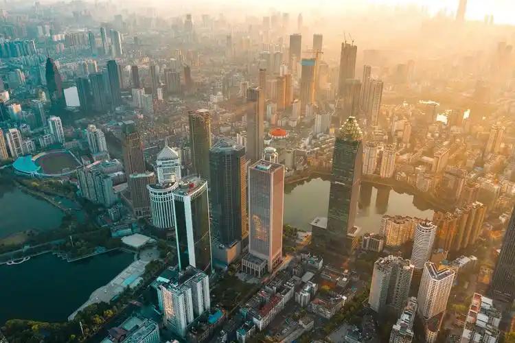 一、经济发展成就1.1>经济增长与招商引资武汉的经济总量持续攀升，20