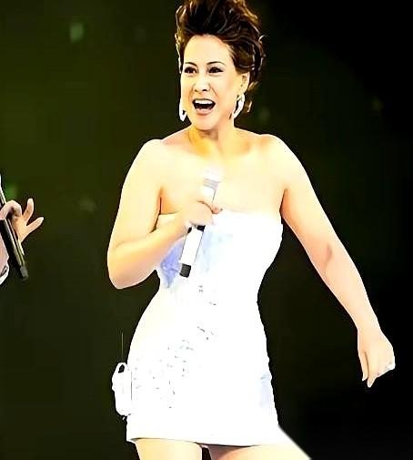1999年4月在美国大西洋城剧场，主秀甄妮在一场演唱会上总共唱了12首歌。被缩