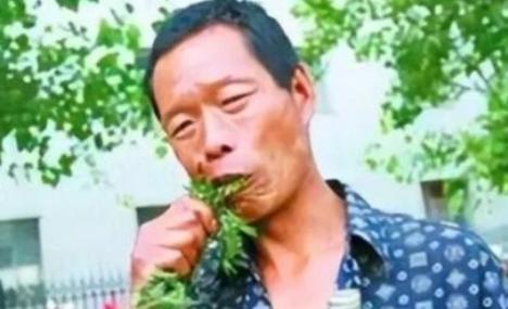 一重庆男子吃草上瘾，34年吃了40吨草，闻到肉味就想吐，每天就靠吃草充饥，身体非