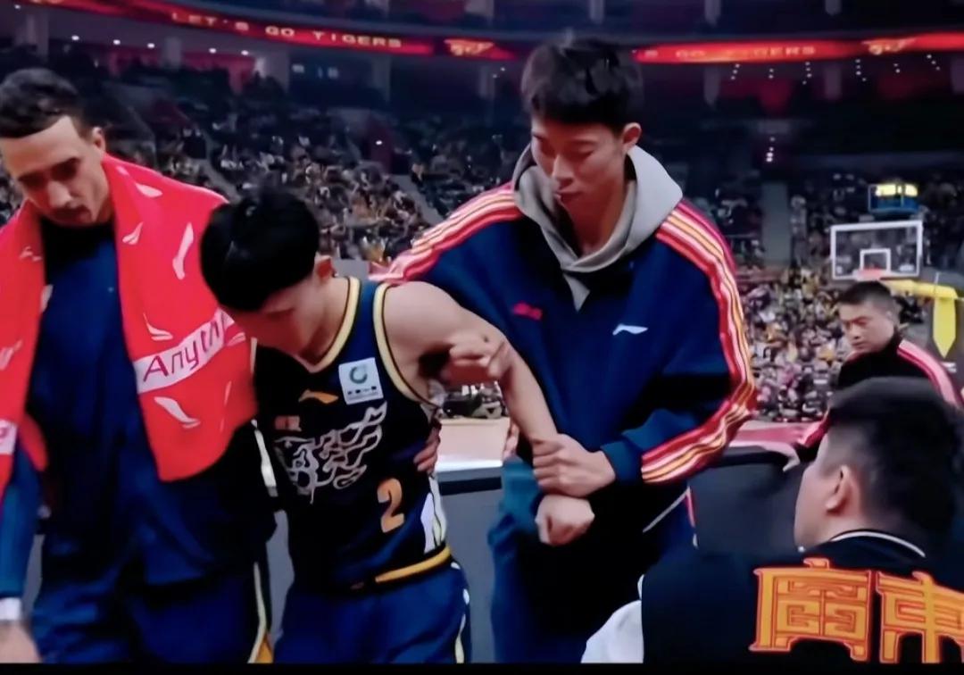 与其赢山西队的高兴，却对徐杰受伤更是担心，认真看了又看徐杰受伤过程，怀疑是先前打